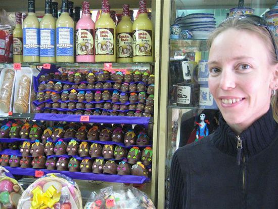 Anita in einem Süssigkeiten-Laden.