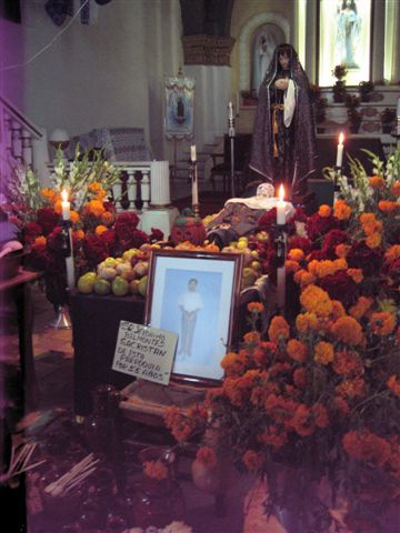 Eine "ofrenda" in einer Kirche.