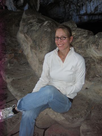 Anita vor dem Höhleneingang.