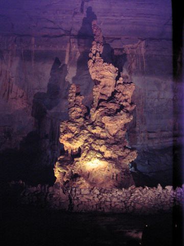 Ein Stalagmit: Tropfstein, der vom Boden empor wächst.