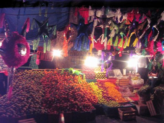 Auf dem Markt werden u.a. auch Piñatas (farbige Sterne) verkauft.