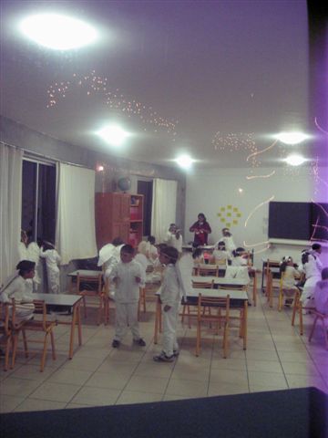 An der Schweizerschule gabe es eine Weihnachtsaufführung. Hier bereiten sich gerade die "Engel" auf ihren Auftritt vor.