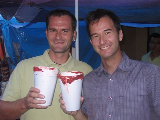 Mark und Reto mit Bier.