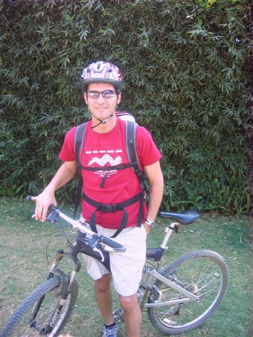 Reto mit dem Bike unterwegs.