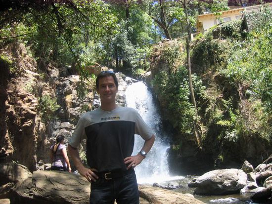 Reto vor dem Wasserfall.