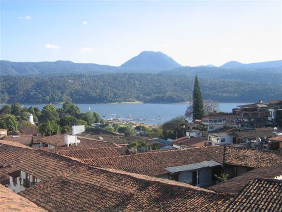 Blick über den Dächern von Valle de Bravo.