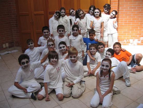 Die Schulkinder von Anita sind für den grossen (Schul) Auftritt bereit.