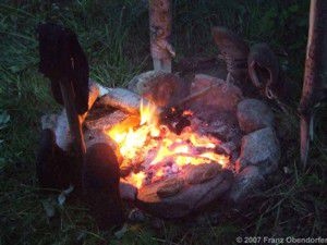 Schuhe trocknen am Lagerfeuer