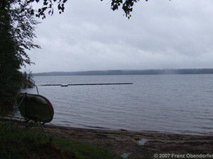 Blick vom Badestrand auf den Lelång