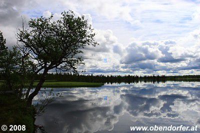 Wolken spiegeln sich im See
