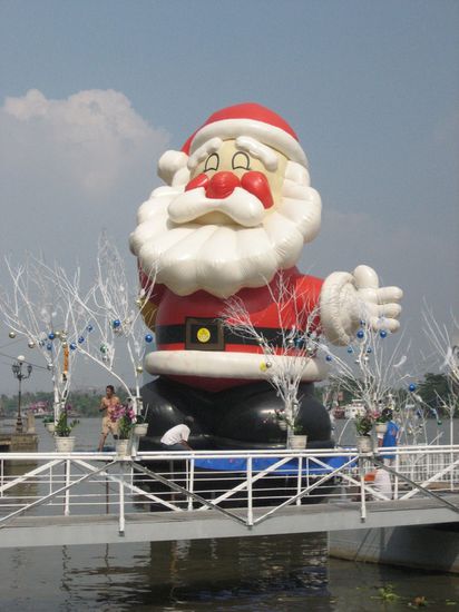 Der wohl groesste Weihnachtsmann in Ho Chi Minh