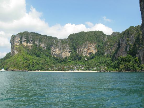 der Nachbarstrand wird von einem einzigen Resort beherrscht