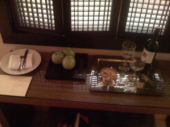 So sah meine Begrüßung im Hotelzimmer aus. Frische Äpfel, Knabberzeug und ne Flasche Wein.