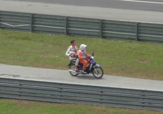 mit einigen hundert PS weniger geht’s für Adrian zurück in die Box ...