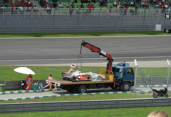 ... während sein Auto frei Haus geliefert wird.