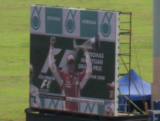 Kimi Raikönnen mit dem Siegerpokal ...