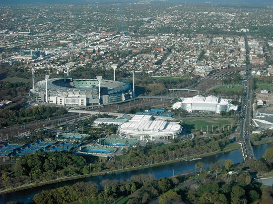 links im Bild der MCG (Melbourne Cricket Ground), rechts davon im Bildvordergrund die Rod Laver Arena, in der die Australien Open ausgetragen werden