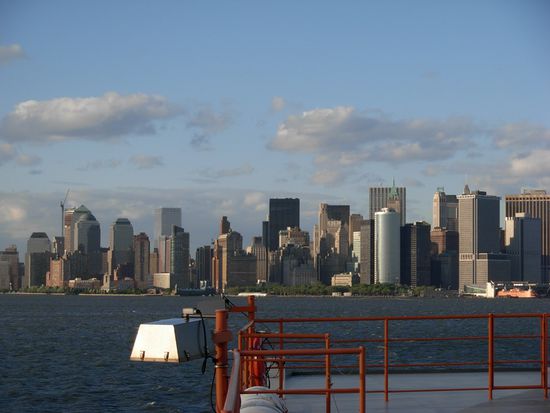 Blick auf die gigantische Skyline New Yorks von der kostenlosen Staten Island Ferry