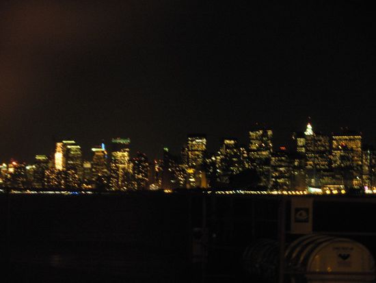 Bei der Rückfahrt aufs Festland: Die Skyline bei Nacht