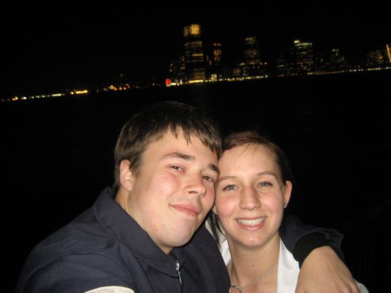 Claudia und ich vor der Skyline von Jersey City
