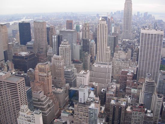 Blick vom Rockefeller Center (halbrechts am oberen Bildrand ist das Empire State Building zu sehen)