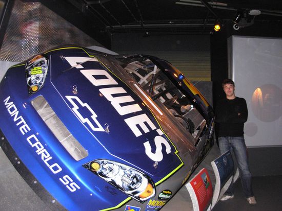 Im amerikanischen Sportmuseum vor einem NASCAR-Auto ...