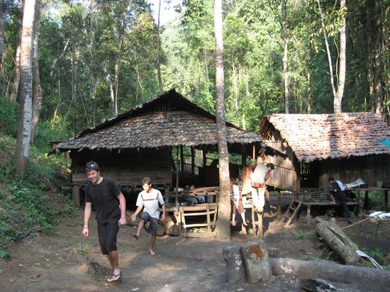 Diesmal aber keine Bretterbude, sondern lediglich ne Bambushütte ...