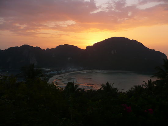 Phi Phi Island.. vom View Point ausgesehen =) schoen, oder?