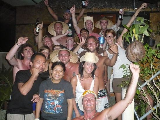 Phi Phi Island.. Die "The Rock" Gang (The Rock war unsere Unterkunft, wir gaben uns den Namen The-Rock-Drinking-Team)