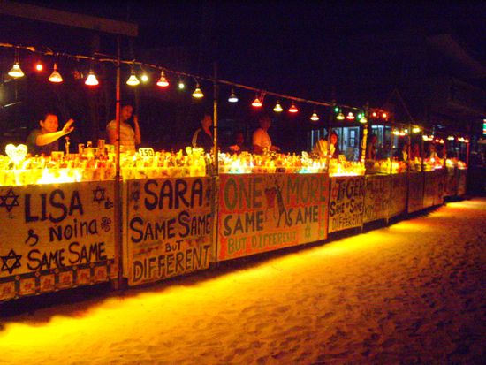 So siehts in Kh Pha Ngan jeden Abend aus, bevor die PArty beginnt. Der ganze STrand ist voll mit Bucketstalls...