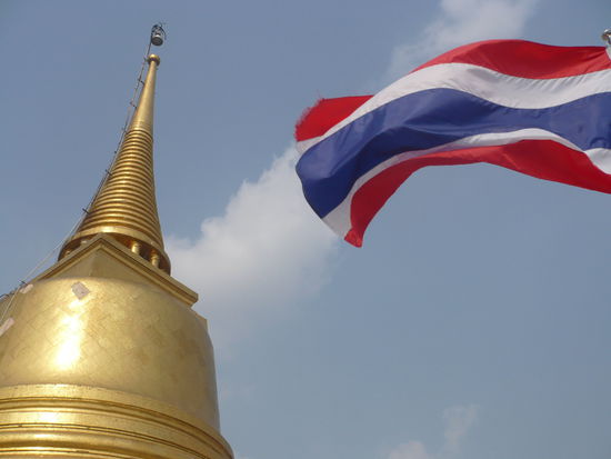 Das ist Thailand...ueberall Tempel und Flaggen