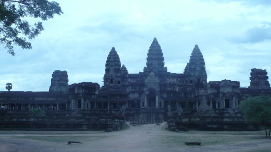 Die Hinteransicht von Angkor Wat, dem Haupttempel!
Als in London erst 50.000 Menschen lebten, haben in Siam Reap/Angkor Wat bereits 1 Million Menschen gelebt!Waah