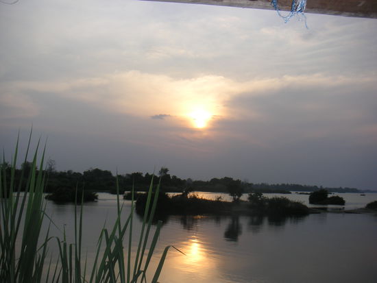 Der Ausblick von unserer Haengematte am Balkon unseres 4 Euro Bungalows!
Nett, oder?