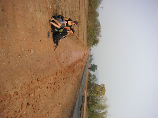 Ich mag ja gar nicht wissen, wie viele Stunden ich schon wartend im Nirgendwo verbrachte..grrt! Aber hey, wir sind in Laos!=)