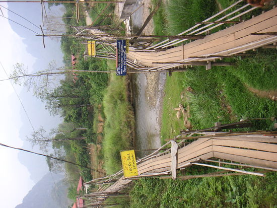 Vang Vieng..
Das ist der taegliche Weg von der Ortschaft ueber den Fluss zur Smile Bar(hier endeten wir jeden Tag)