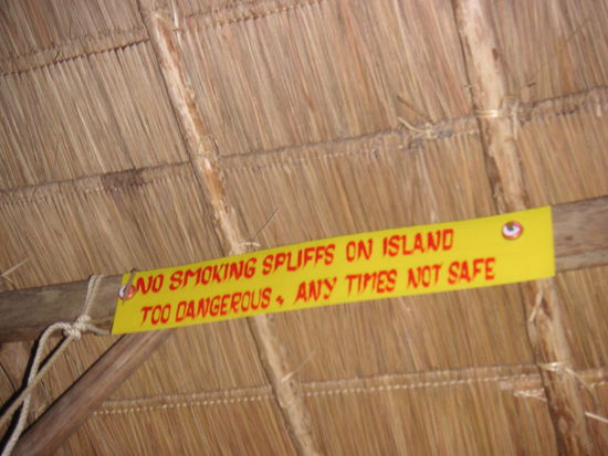 Alltagsschilder in Vang Vieng..nebenbei bemerkt bekommt das Wort HaPPY hier einfach eine ganz andere Bedeutung..