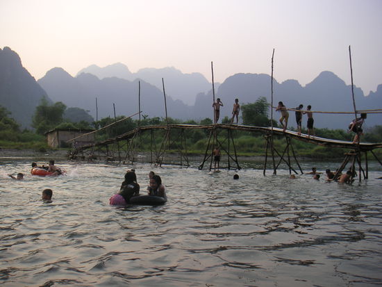 Am Abend am Fluss.. das hier ist die Stelle, an der die Leute vom Tubing zurueck kommen