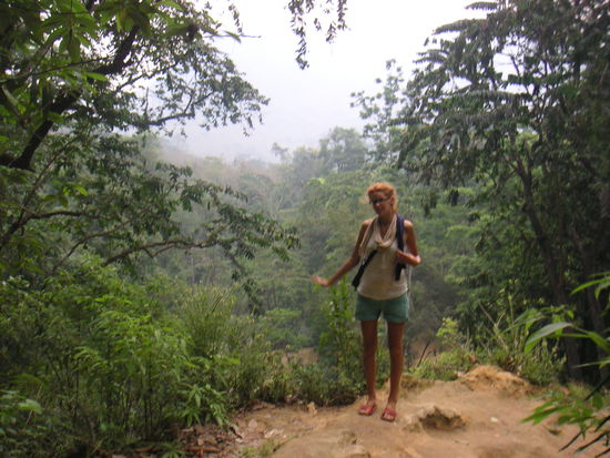 Mein Maeuschen im Wald(leider kommt die Aussicht hier nicht wirklich raus- wir waren hier bei einem Wasserfall in Luang Prabang und hatten eine Wahnsinnsaussicht)