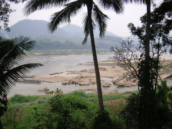 der ausgetrocknete Mekongriver.. Ja, so schaut er halt aus, wenn man am Ende der Trockenzeit nach Laos kommt