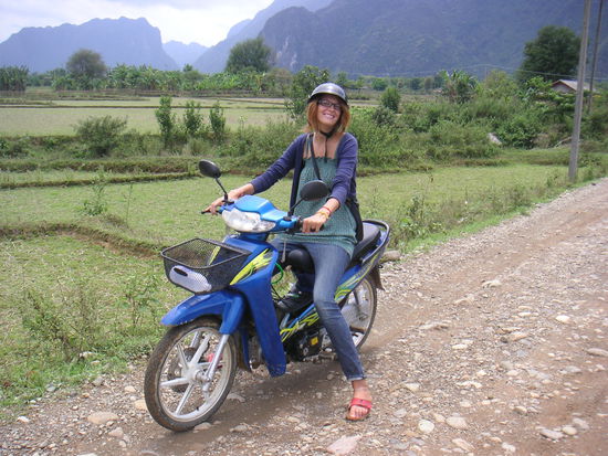 Elisabeth auf unserem 24-Stunden-nur-3-Euro Bike..hihi, dieses billige Leben macht halt schon Spass
