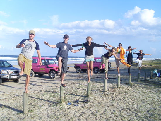 Das war unsere Gruppe (im Hintergrund sieht man die huebschen pinken Autos, mit denen wir unterwegs waren)