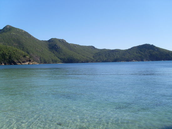 Kristallklares Wasser..und weiter draussen viele Korallen..