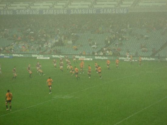Ein Rugbyspiel gehoert wohl dazu, wenn man in Australien ist..leider aber bei absoluten Sauwetter..
