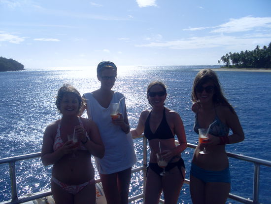 Auf der Wana Taki..
ein Overnightaufenthalt auf einer Faehre..
und der Abend wurde mit Cocktails bei Sonnenuntergang begonnen=)