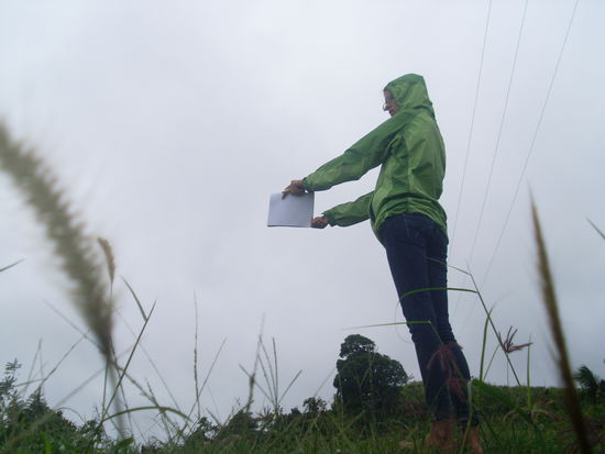 Auto stoppen in Fiji.. es war ziemlich lustig und usn haben immer die coolsten alten Maenner mitgenommen.
Der Benzin ist in Fiji sehr teuer, weshalb alle gerne LEute mitnehmen und dann fuer 1, 2 Dollar entschaedigt werden..
und mann will es ja gar ncih tglauben, es hat tatsaechlihc geregnet in Fiji!!