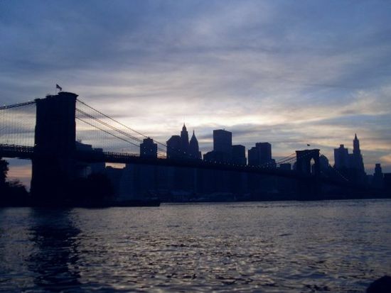 Manhattan von Brooklyn aus gesehen (mit der BrooklynBridge)