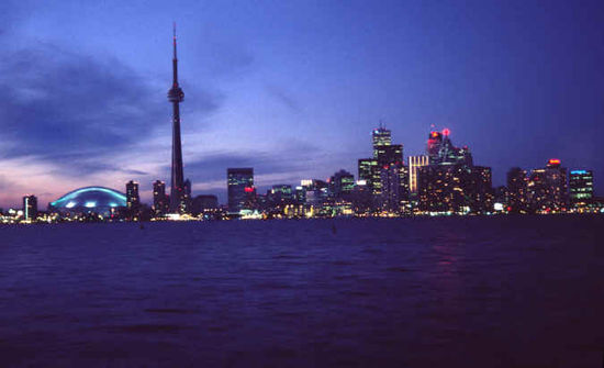 Die Skyline von Toronto
Ob ich Toronto an sich weiterempfehle, weiß ich nicht. Es ist nicht recht aufregend, aber man kann die Niagarafälle toll erreichen und es war eine gute Wahl dür unsere letzten paar Tage. Nicht zu hektisch, nicht zu ruhig!