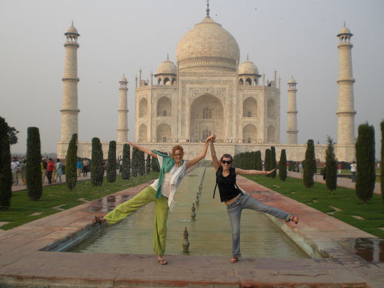die 2 mostviertlerinnen vorm taj mahal..