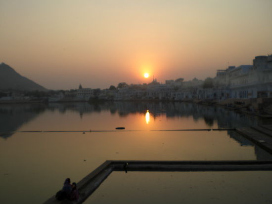 das hier ist pushkar, eine kleine malerische (aber natuerlich dreckige) stadt mit tempeln, basaren und diesem "see" mitten in der stadt