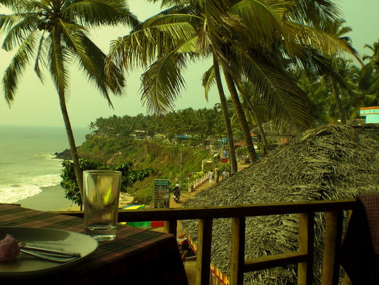 der ausblick von unserem fruehstueckstisch..so ungefaehr, nur um eine spur schoener, schauts in varkala aus. riesengrosse wellen, gutes essen,..diese beiden dinge beeinflussen hier unseren tagesablauf.